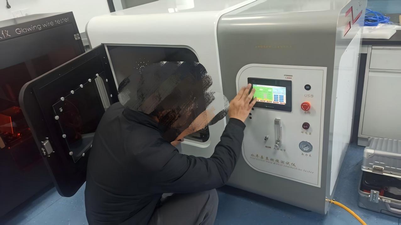 水平垂直燃烧测试仪：上海徽涛为青岛某某科技有限公司上门培训服务
